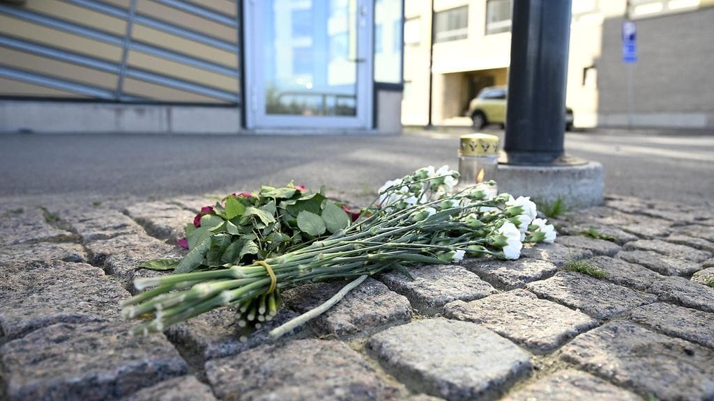 Ruusuja ja muistokynttilä Helsingin Jätkäsaaressa sunnuntaina 20.7.2025.
