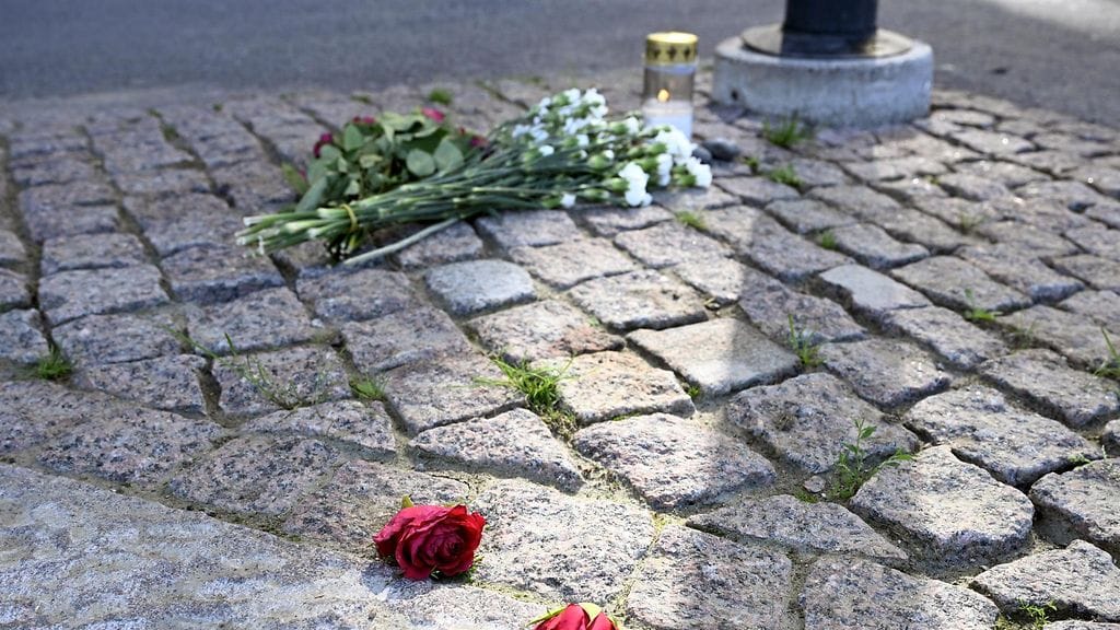 Kaksi noin 15-vuotiasta nuorta kuoli pudottuaan katolta Jätkäsaaressa Helsingissä lauantaina 19. heinäkuuta.
