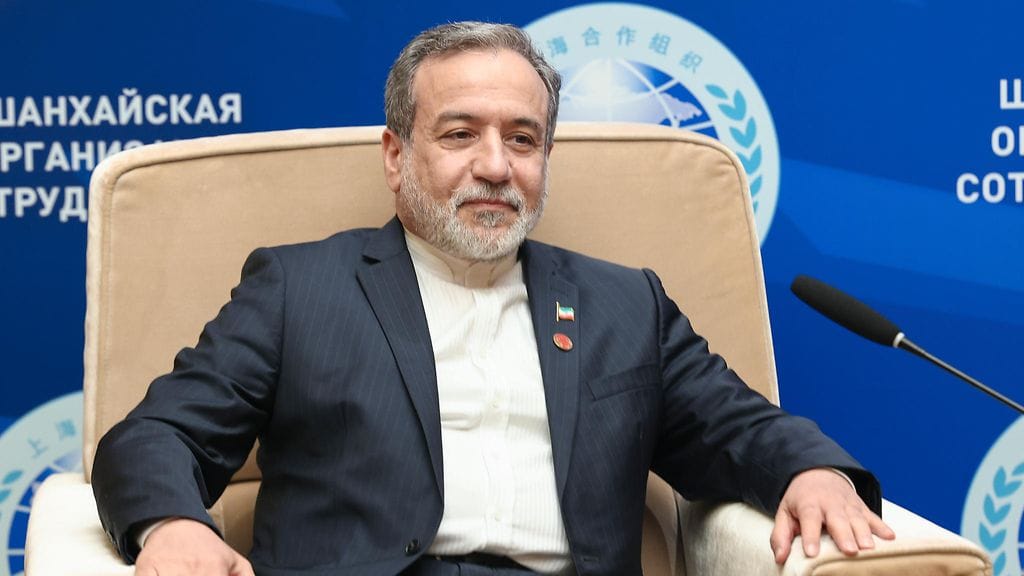 Venäjän ulkoministeriön lehdistöpalvelun julkaisemassa kuvassa näkyy Iranin ulkoministeri Abbas Araghchi tapaamisessaan Venäjän ulkoministeri Sergei Lavrovin kanssa.