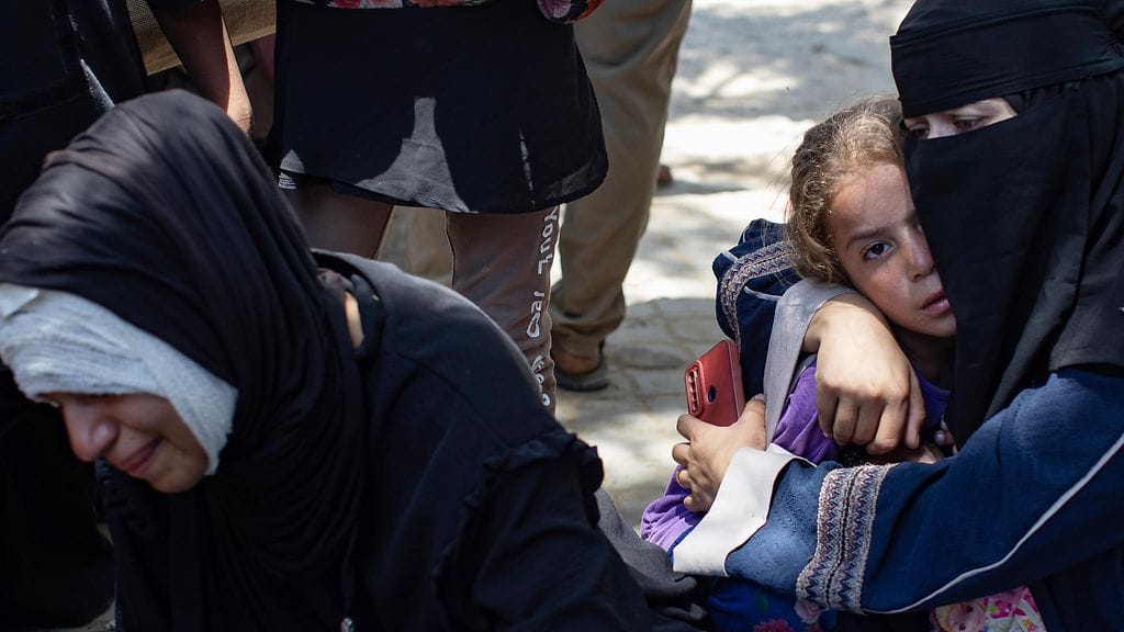 Palestiinalaiset suremassa ruoanjakelupisteessä ammuttuja ihmisiä sunnuntaina.