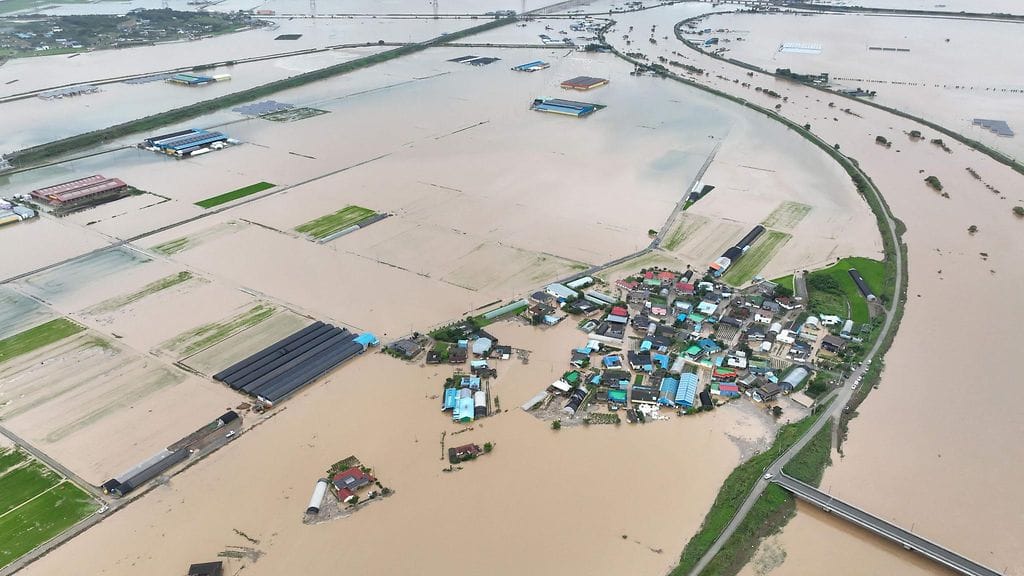 Ilmakuvaa tulvan keskelle jääneestä kylästä Yesanissa Etelä-Koreassa 17. heinäkuuta 2025.