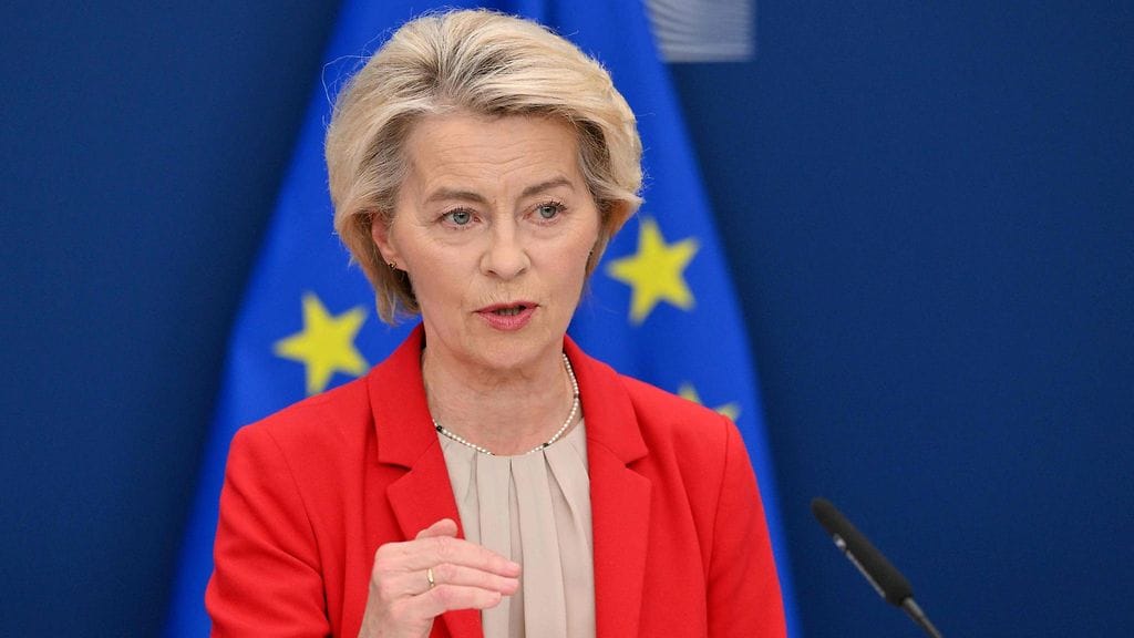 Kuvituskuva. EU-komission puheenjohtaja Ursula von der Leyen lehdistötilaisuudessa kertomassa 18. pakotepaketista Venäjää vastaan 10. kesäkuuta 2025