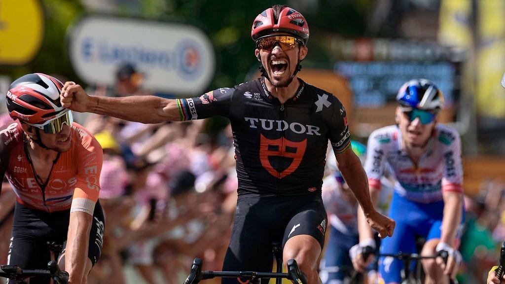 Julian Alaphilippe luuli voittaneensa 15. etapin, mutta toisin kävi.