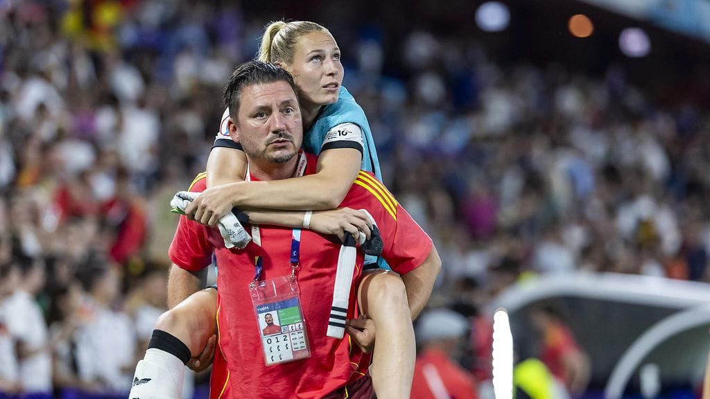 Sarai Linder joutui jättämään EM-kisojen puolivälieräottelun kesken.