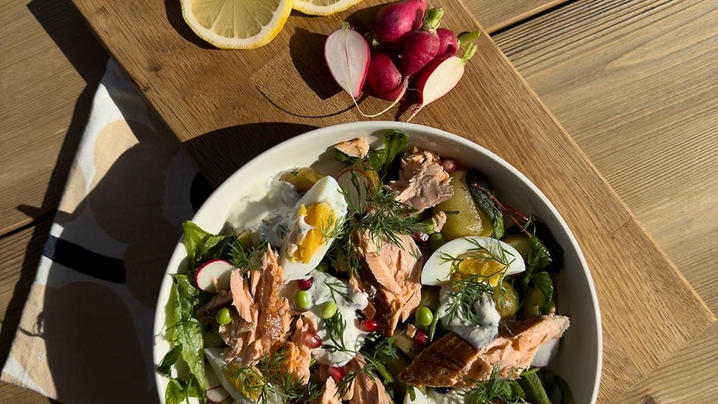 Lämminsavukirjolohisalaatti sopii hyvin kesäiseksi tarjoiltavaksi.