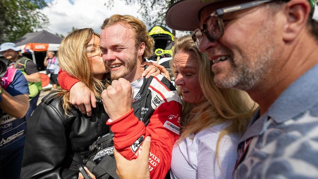 Oliver Solberg juhli Viron MM-rallin voittoa kumppaninsa ja vanhempiensa kanssa.