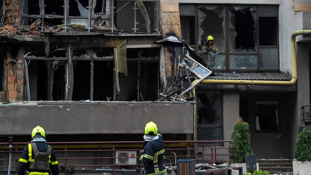 Pelastajia vaurioituneen asuinrakennuksen luona Kiovassa 21. heinäkuuta 2025.
