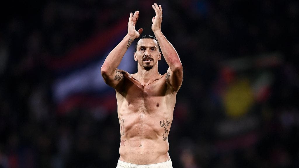 Zlatan Ibrahimovic poistattaa vasemmassa kyljessä olevan tatuontinsa.