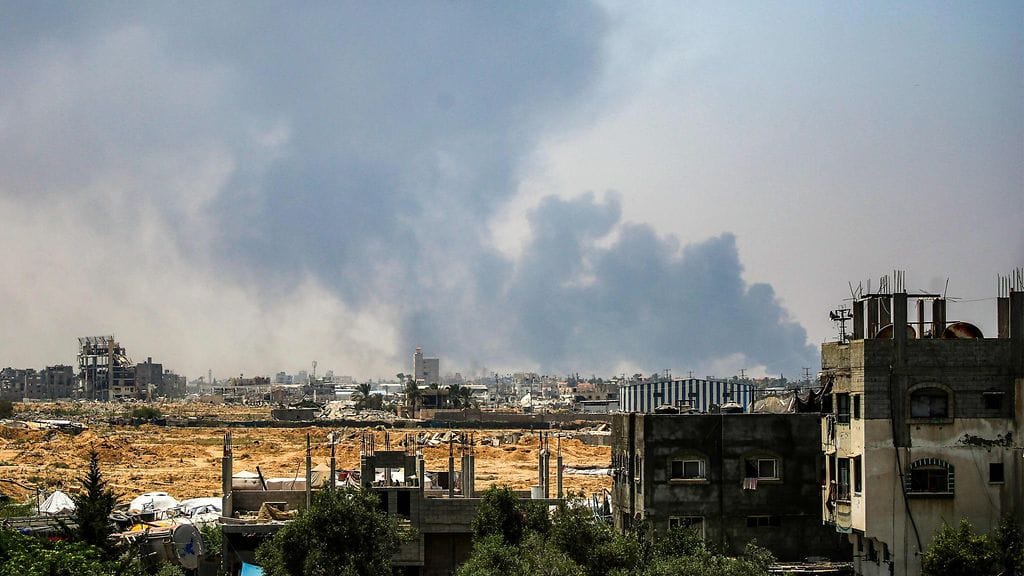 Israelin pommituksista nousevaa savua Deir al-Balahissa 21. heinäkuuta 2025.