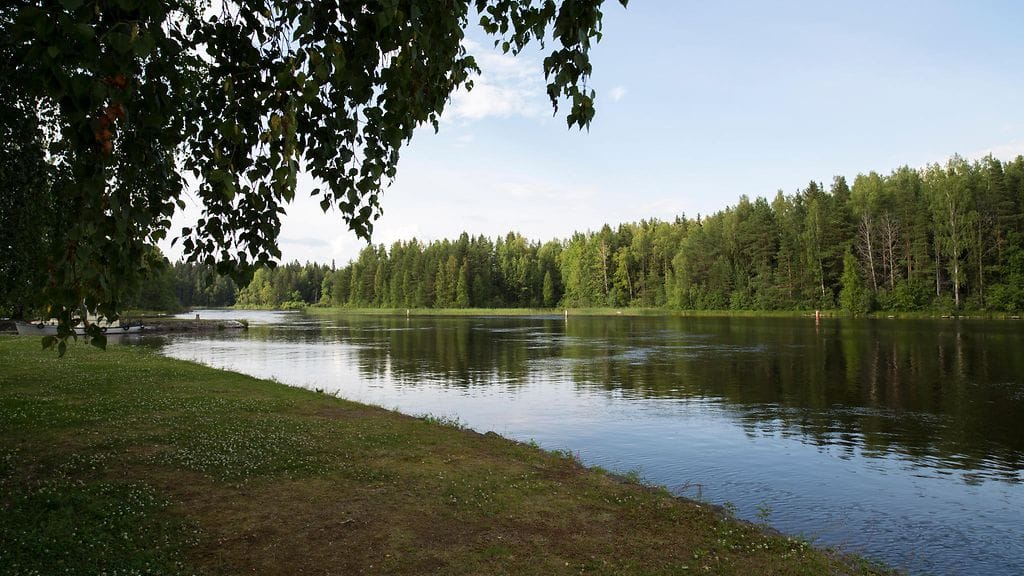 Kuvassa Konnuskoski, jossa kalastuslupien myynti keskeytetään hetkeksi.