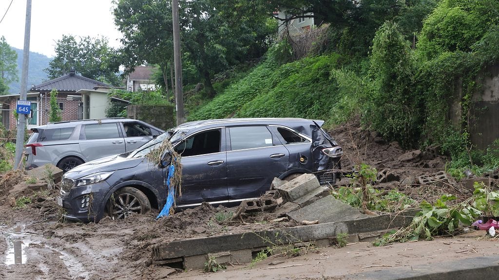 Vaurioituneita autoja Gapyeongissa Etelä-Koreassa.