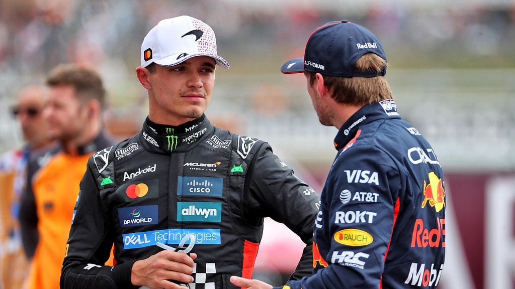 McLarenin Lando Norris (vas.) ja Red Bullin Max Verstappen selonteossa.