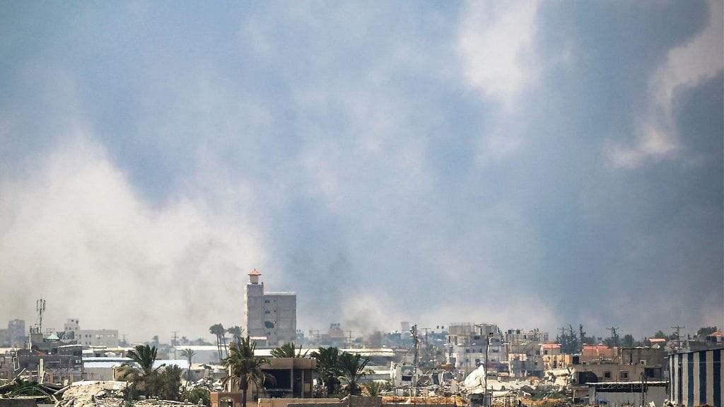 Kuvituskuvana ilmakuvaa pommitusten jälkeen Deir el-Balahista Gazan kaistan keskiosasta 21. heinäkuuta 2025.