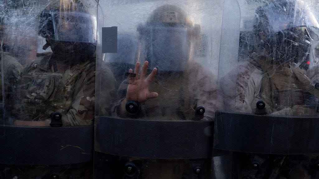 Kuvituskuva. Yhdysvaltain merijalkaväen sotilaita ja kansalliskaartilaisia Metropolitan Detention Centerin sisäänkäynnillä Los Angelesissa Kaliforniassa 4. heinäkuuta 2025