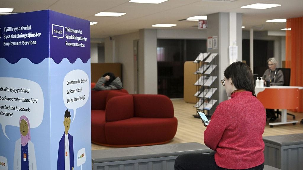 Asiakas odottaa vuoroa Helsingin työllisyyspalveiden toimipisteessä 17. helmikuuta 2025.