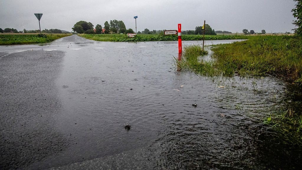 Osittain tulviva tie rankkasateen aikana lähellä Bjoerupia Falsterin saarella Tanskassa 21. heinäkuuta 2025.