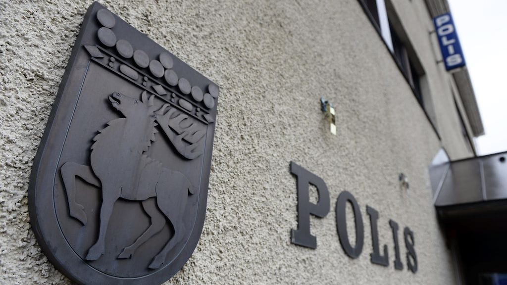 Nelikymppisen miehen epäillään puukottaneen toisen miehen kuoliaaksi sekä haavoittaneen lievästi naista ja miestä viime viikolla mökillä Lumparlandissa.