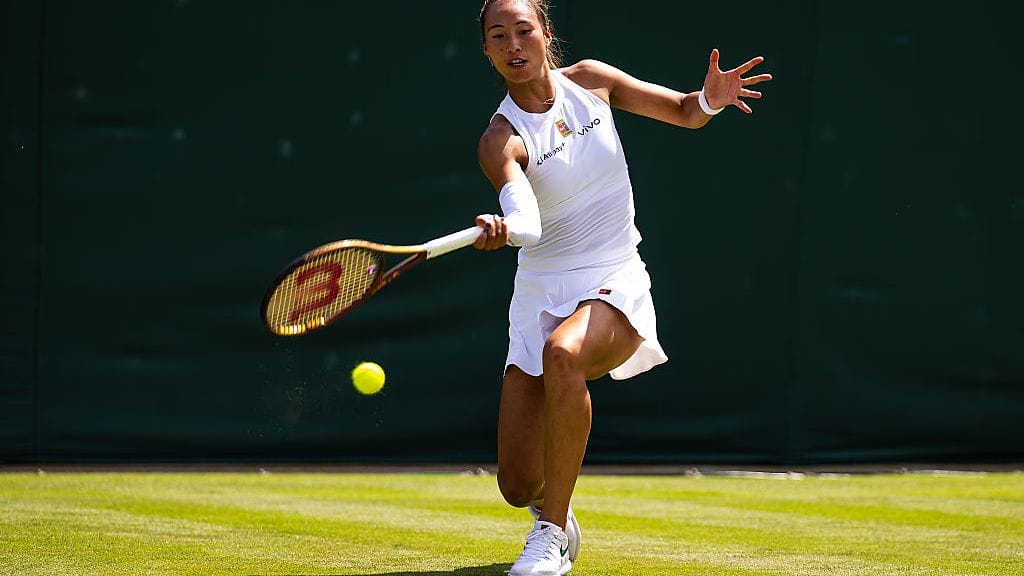 Zheng Qinwen pelasi Wimbledonissa käsi tukevassa paketissa.