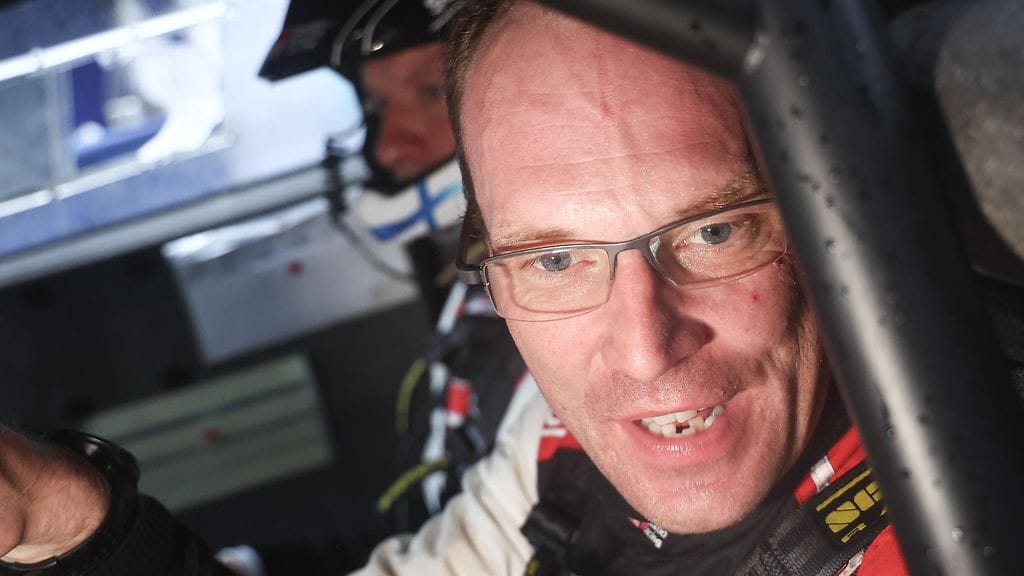 Jari-Matti Latvala koki paineita Suomen MM-rallissa 2023, mutta erilaista painetta kuin Keniassa edellisenä kesänä. Takana kartturina Kenian matkakumppani Juho Hänninen.