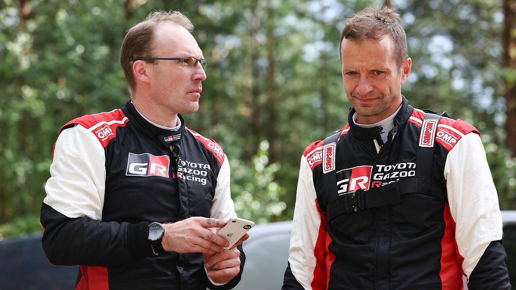 Juho Hänninen (oik.) piti Jari-Matti Latvalan aisoissa Suomen MM-rallissa 2023.
