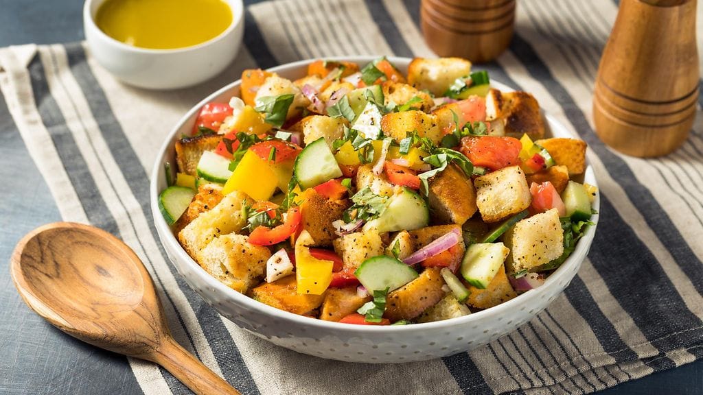 Panzanella on italialainen leipäsalaatti.