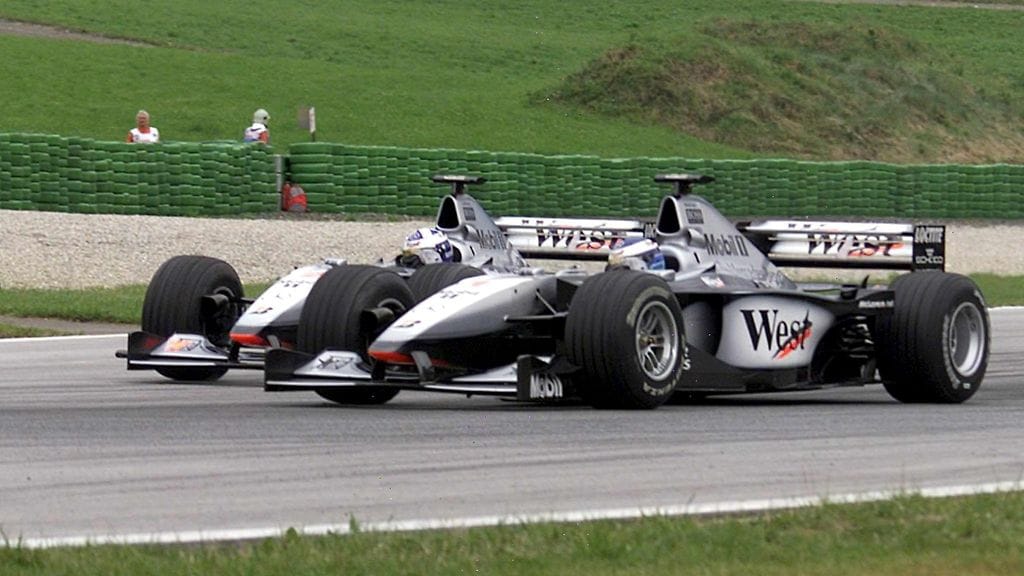 McLarenin Mika Häkkinen (etualalla) ja David Coulthard (taka-alalla) kaksintaistelussa Itävallan GP:ssä vuonna 1999.
