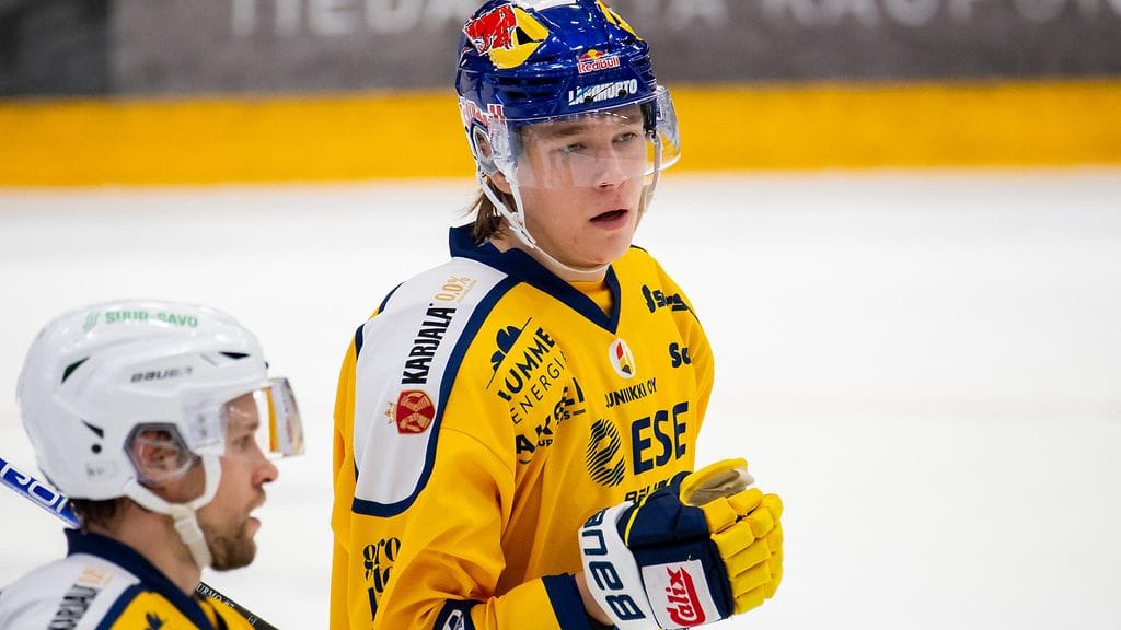 Joni Jurmo (kuvan Red Bull -kypärä) palaa SM-liigaan.