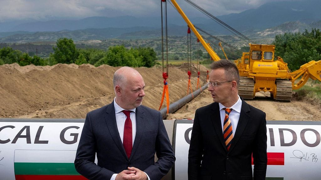 Bulgarian ja Unkarin pääministerit Rossen Jeliazkov (vas.) ja Peter Szijjarto tapasivat toukokuussa maat yhdistävän kaasuputken luona. Unkarin suunnitelmissa on seuraavaksi tuoda venäläistä öljyä putkessa maahan, Venäjän EU-pakotteista huolimatta.