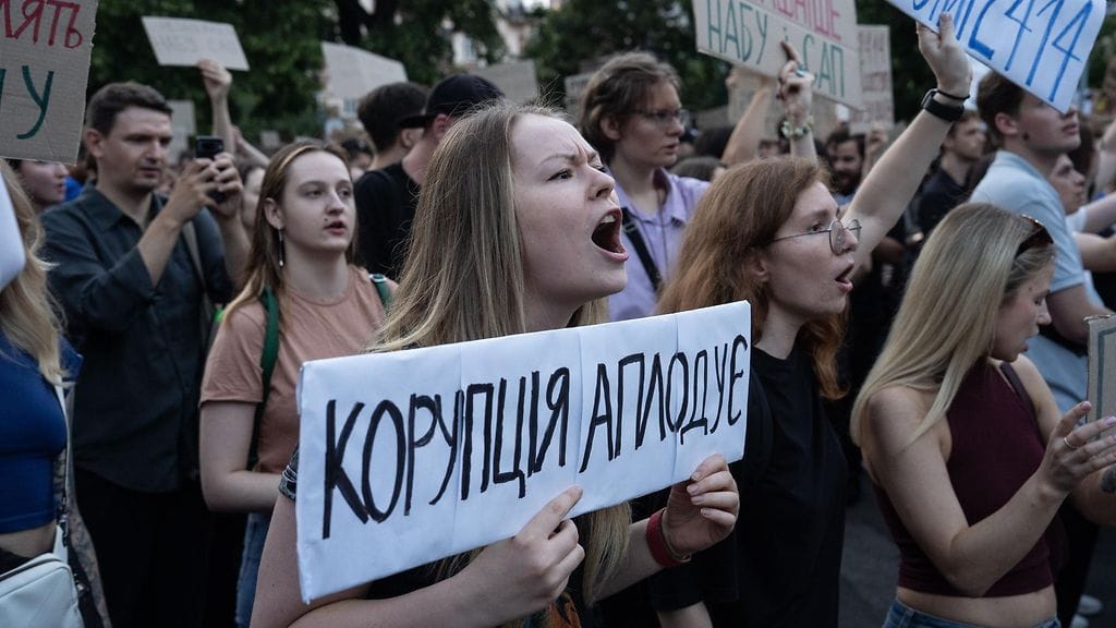 Tiistaina useat sadat ihmiset kokoontuivat pääkaupunki Kiovan keskustaan osoittamaan mieltään esitystä vastaan.