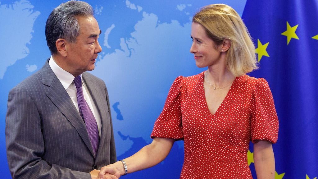 Mediatietojen mukaan Kiinan ulkoministeri Wang Yi (vas.) on myöntänyt EU:n korkealle edustajalle Kaja Kallakselle, että Kiina hyötyy Venäjän hyökkäyssodasta Ukrainassa. Kaksikko tapasi Belgian Brysselissä 2. heinäkuuta 2025.