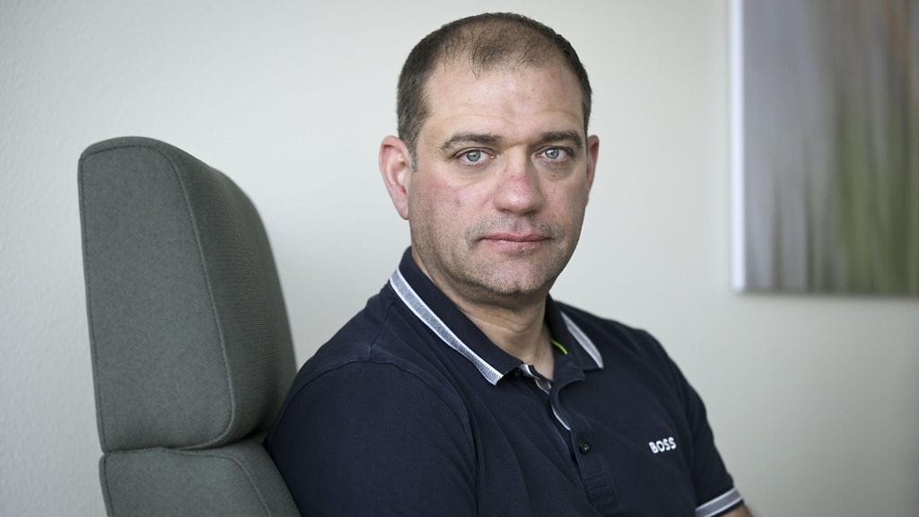 Kaarlo Simojoki katsoo vakavana kameraan.