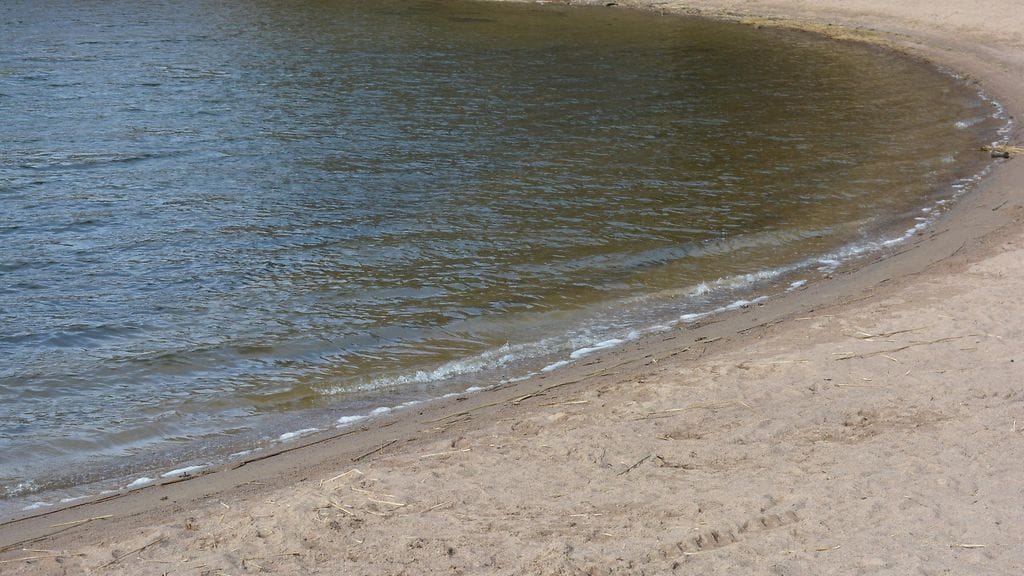 Humaltunut mies ilmestyi uimapaikalle ja riisui itsensä alasti Rovaniemellä. Kuvituskuva.