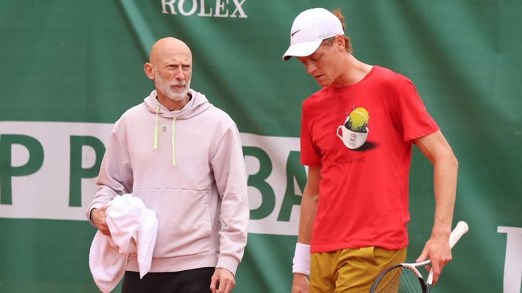 Umberto Ferrara (vas.) ja Jannik Sinner Monte Carlossa huhtikuussa 2024.