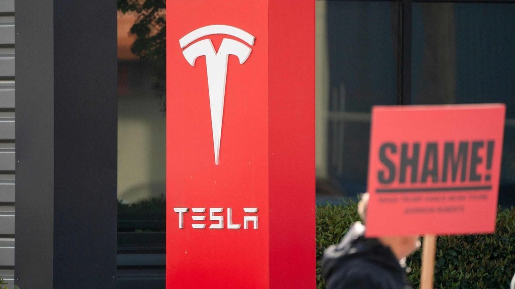 Tesla on viime kuukausina joutunut syviin vesiin Elon Muskin sotkeuduttua keskelle Yhdysvaltojen sisäpoliittista myllerrystä.