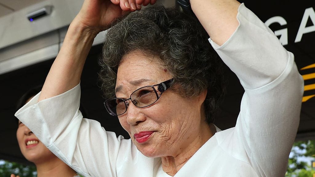 Choi Mal-ja hurrasi voittoaan istunnon jälkeen.