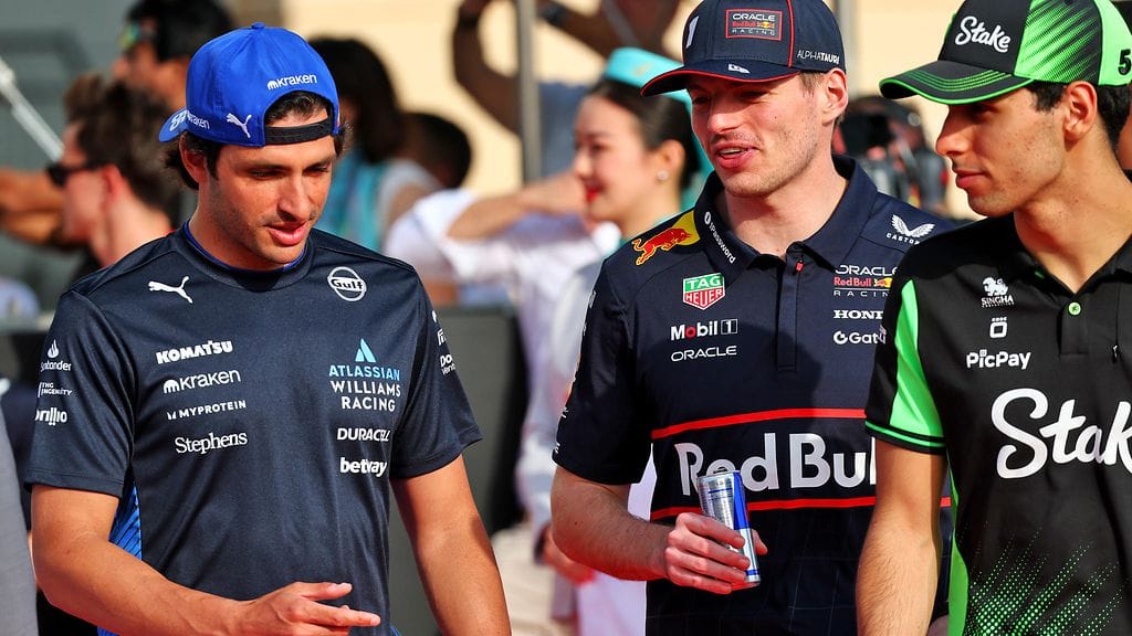 Carlos Sainz (kuvassa vasemmalla), Max Verstappen (kuvassa keskellä) ja Gabriel Bortoleto (oikealla).