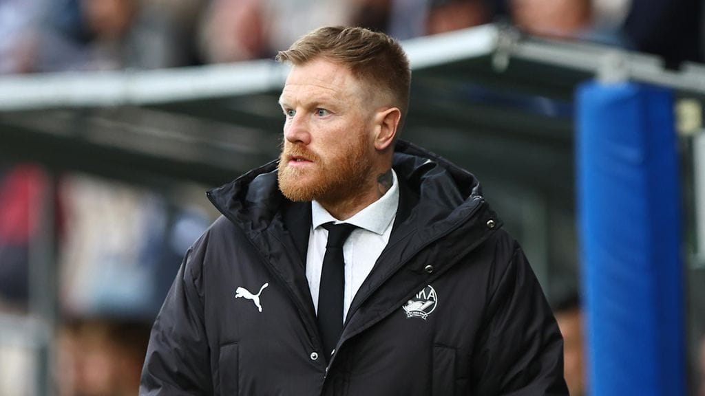 FC Hakan päävalmentaja Andrew Smith joutuu sivuun kentän laidalta.