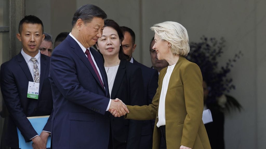 Euroopan Unionin ja Kiinan tapaamisesta ei odoteta suuria yhteisiä julkilausumia. Kiinan presidentti Xi Jinping (vas.) ja EU-komission puheenjohtaja Ursula Von der Leyen kättelivät Elysee-palatsilla Ranskan Pariisissa, toukokuussa 2024.