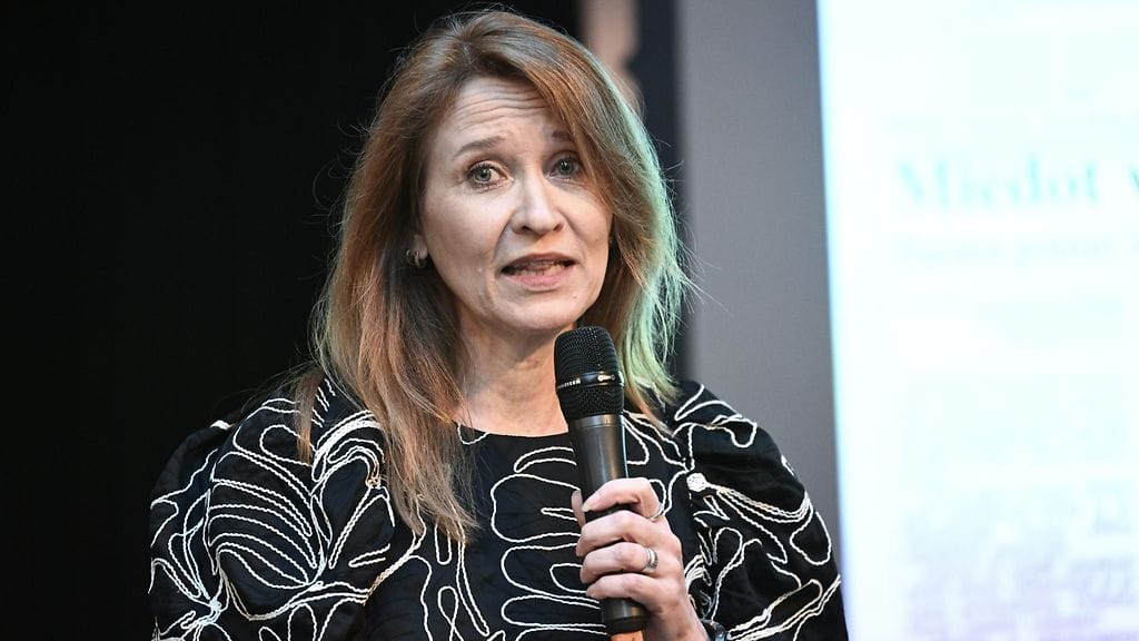 Tuula Loikkanen puhuu mikrofoniin.