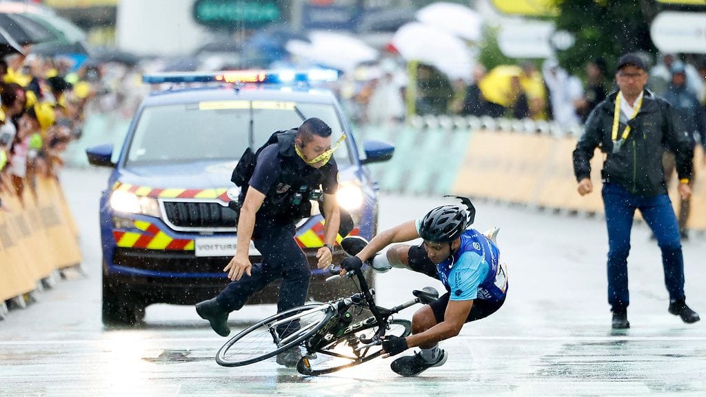 Poliisi taklasi pyöräilijän Ranskan ympäriajossa.