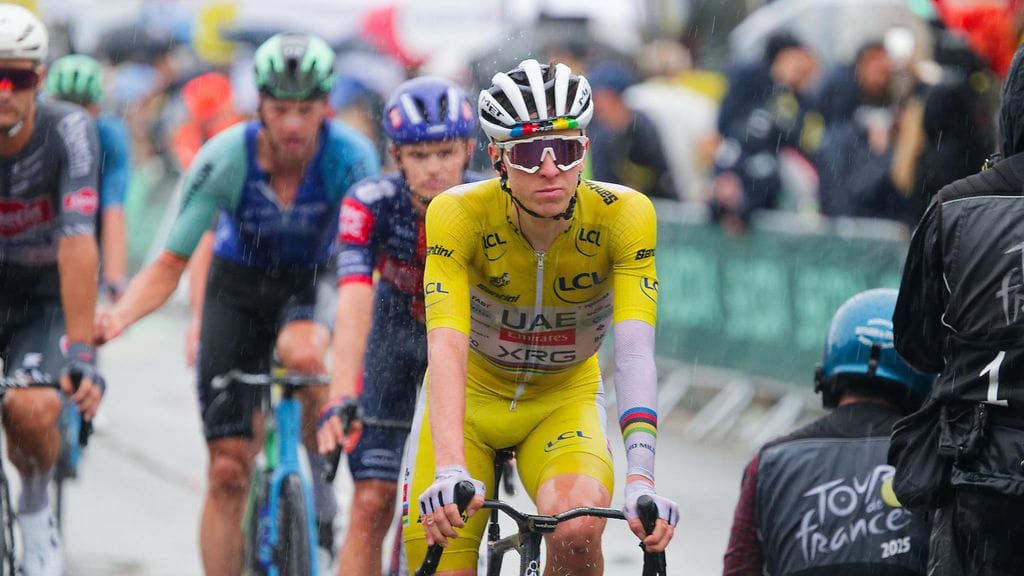 Ranskan ympäriajoa johtava Tadej Pogacar törmäsi autoon ennen torstain 18. etappia.