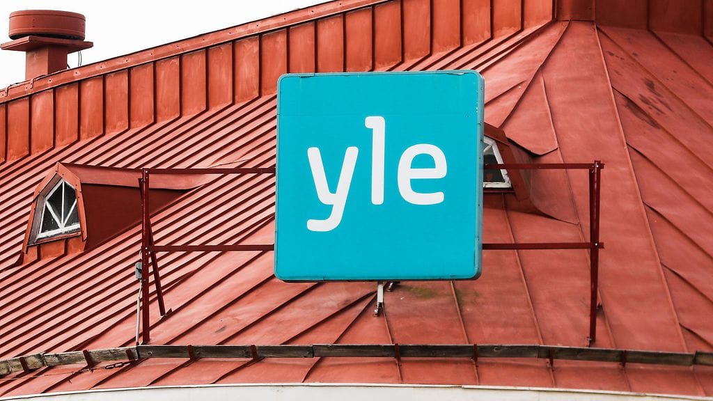 Yle jäädytti aiemmin työntekijöiden palkkiot säästösyistä kahdeksi vuodeksi.