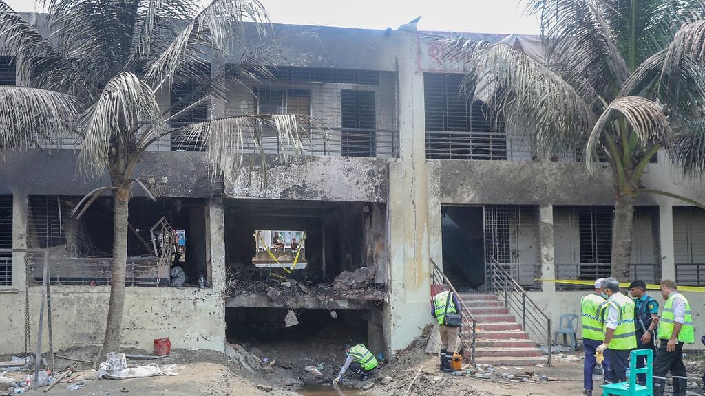 Viranomaiset tutkivat onnettomuuspaikkaa Milestone Collegen kampuksella Dhakassa 22. heinäkuuta 2025.