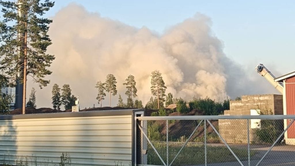 Tältä valtava savupilvi näytti Keltakankaan jätekeskuksessa.