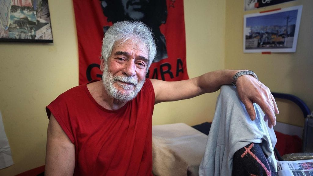 Georges Ibrahim Abdallah istumassa vankisellissään Lannemezanissa, Lounais-Ranskassa, 17. heinäkuuta 2025.
