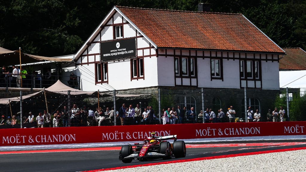 Lewis Hamilton (kuvan punaisen Ferrarin ratissa).
