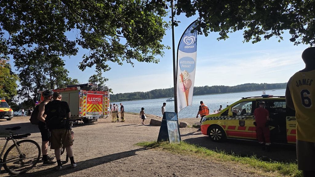 Paikalla meripelastushelikopterin lisäksi lääkintähelikopteri, sekä useita sukeltajia Länsi‑Uudenmaan pelastuslaitokselta.