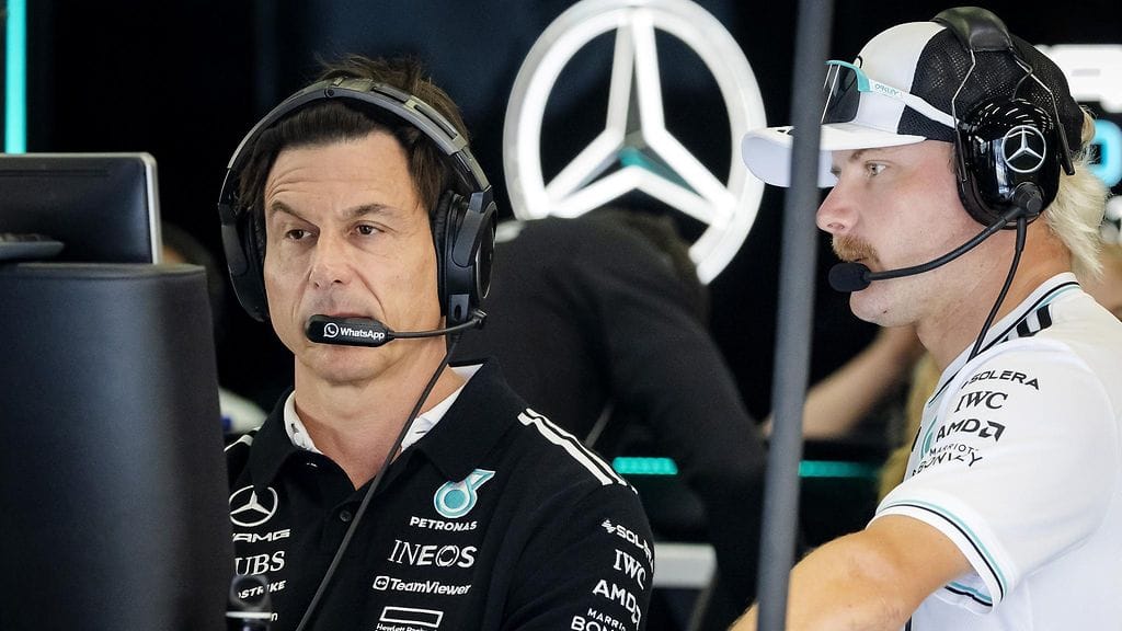 Mercedeksen tallipäällikkö Toto Wolff (vasemmalla) ja Mercedeksen varakuljettaja Valtteri Bottas (oikealla).