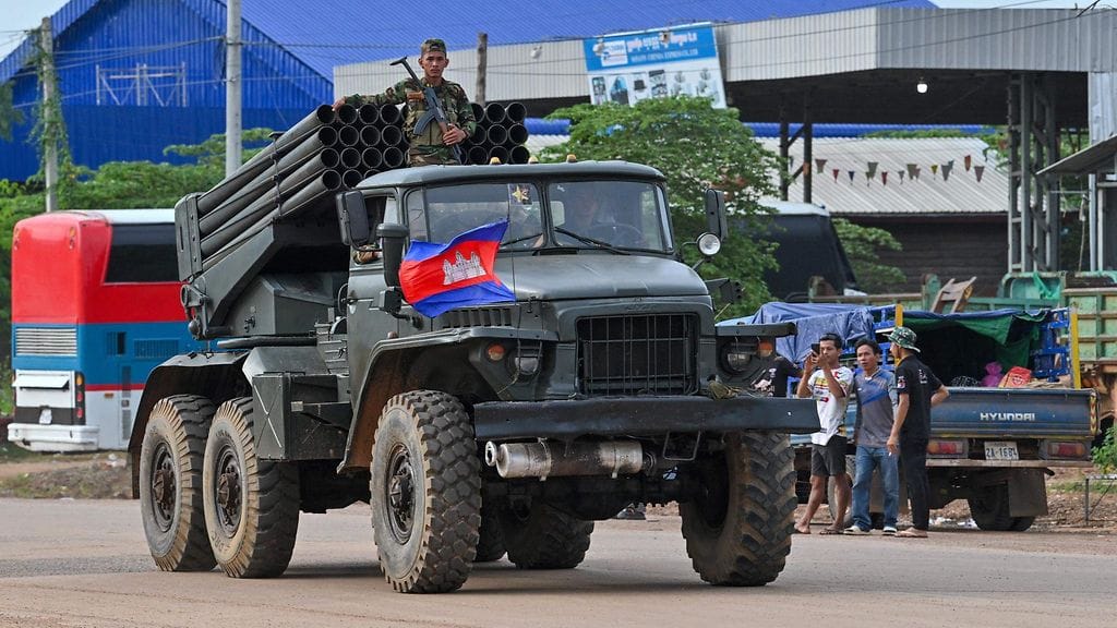 Kuvassa kambodzhalaissotilas BM-21-raketinheitintä kuljettavan ajoneuvon kyydissä Oddar Meancheyn maakunnassa 25. heinäkuuta.