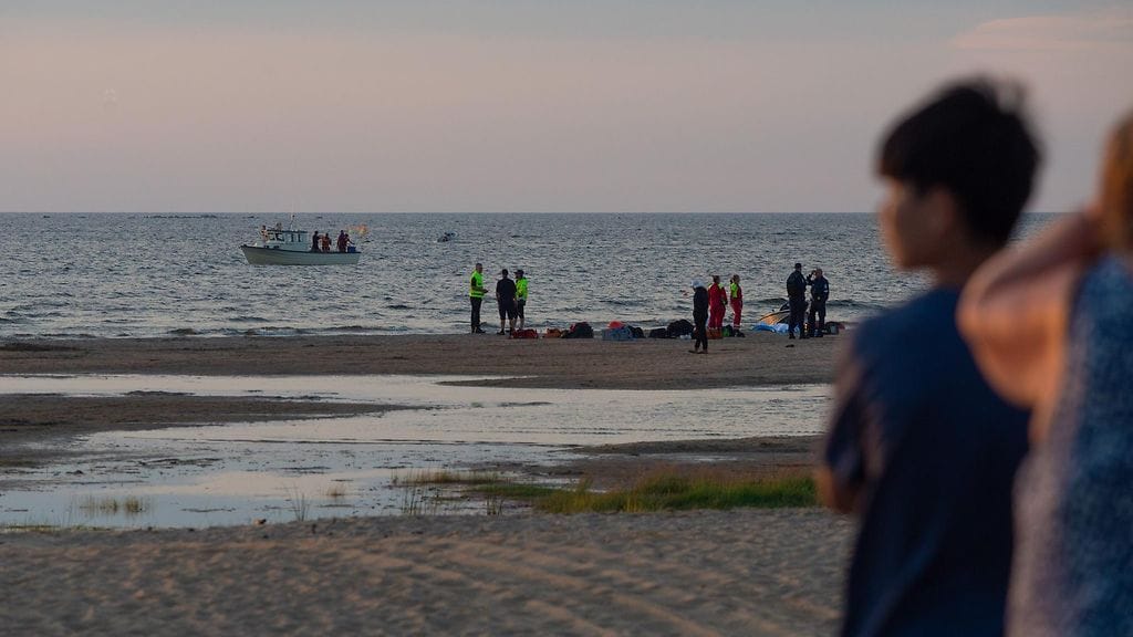 Poliisi ja pelastusviranomaiset seisoivat rannalla Kalajoen hiekkasärkillä 25. heinäkuuta 2025.